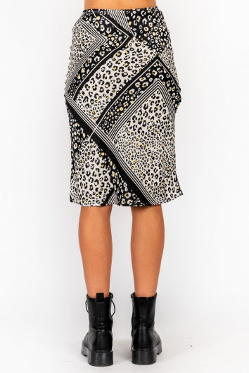 color-black-beige-pebble-print