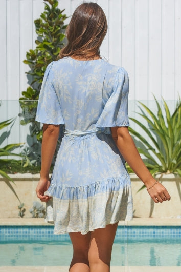 color-blue-cream-print