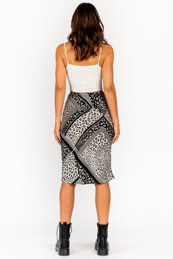 color-black-beige-pebble-print