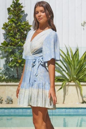 color-blue-cream-print